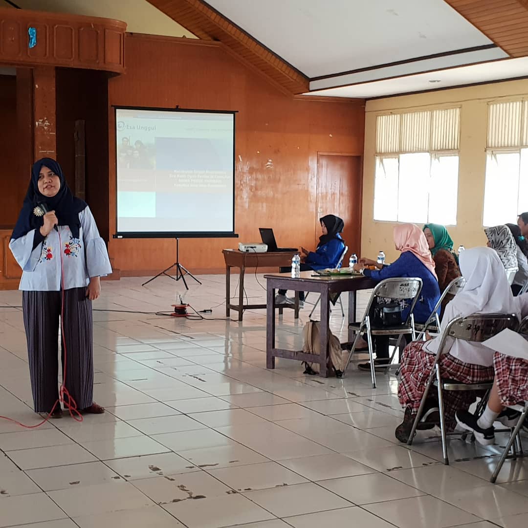 Salah Seorang Dosen Farmasi Universitas Esa Unggul Saat menjadi Pembicara di PENMAS